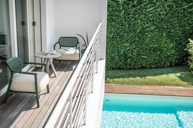 Cтолик кофейный ламинированный Norman 3-Pod Ø600х510 мм Cтолик кофейный ламинированный Norman 3-Pod Ø600х510 мм